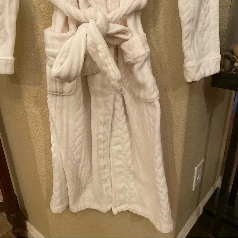 SOLD!! GILLIGAN & O’MALLEY Women White Plush Super Soft Robe Size XS/S - Picture 3 of 7